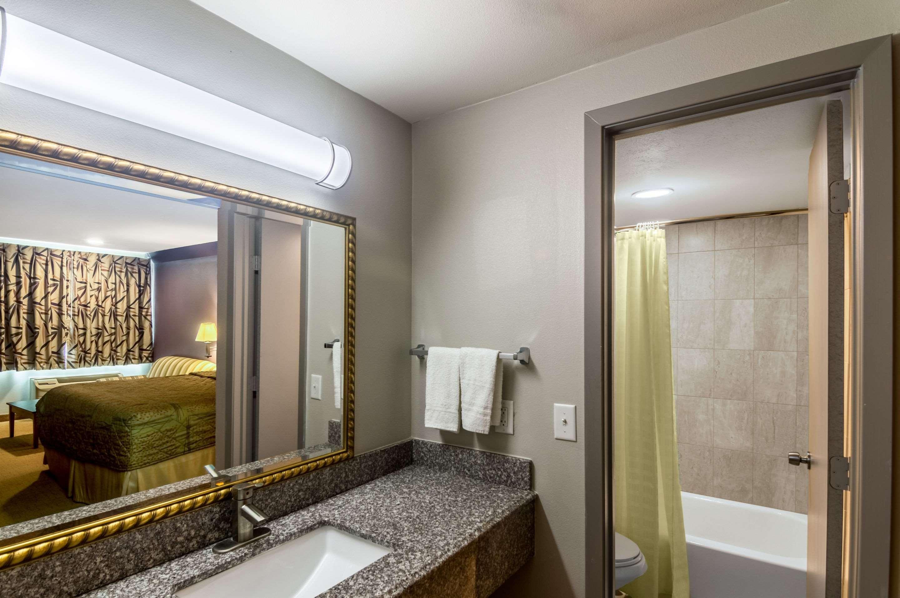 Rodeway Inn Арлингтън Екстериор снимка