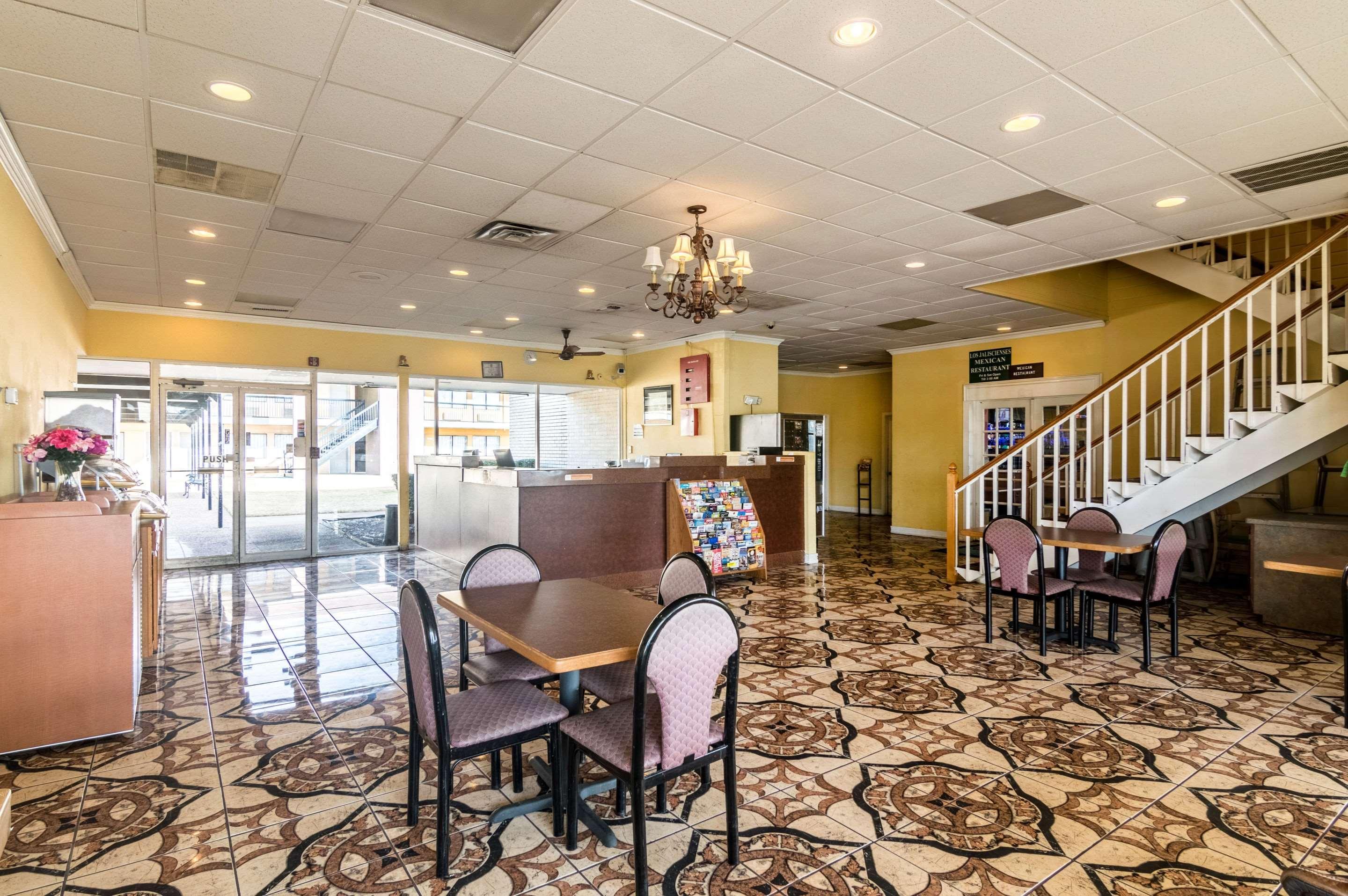 Rodeway Inn Арлингтън Екстериор снимка