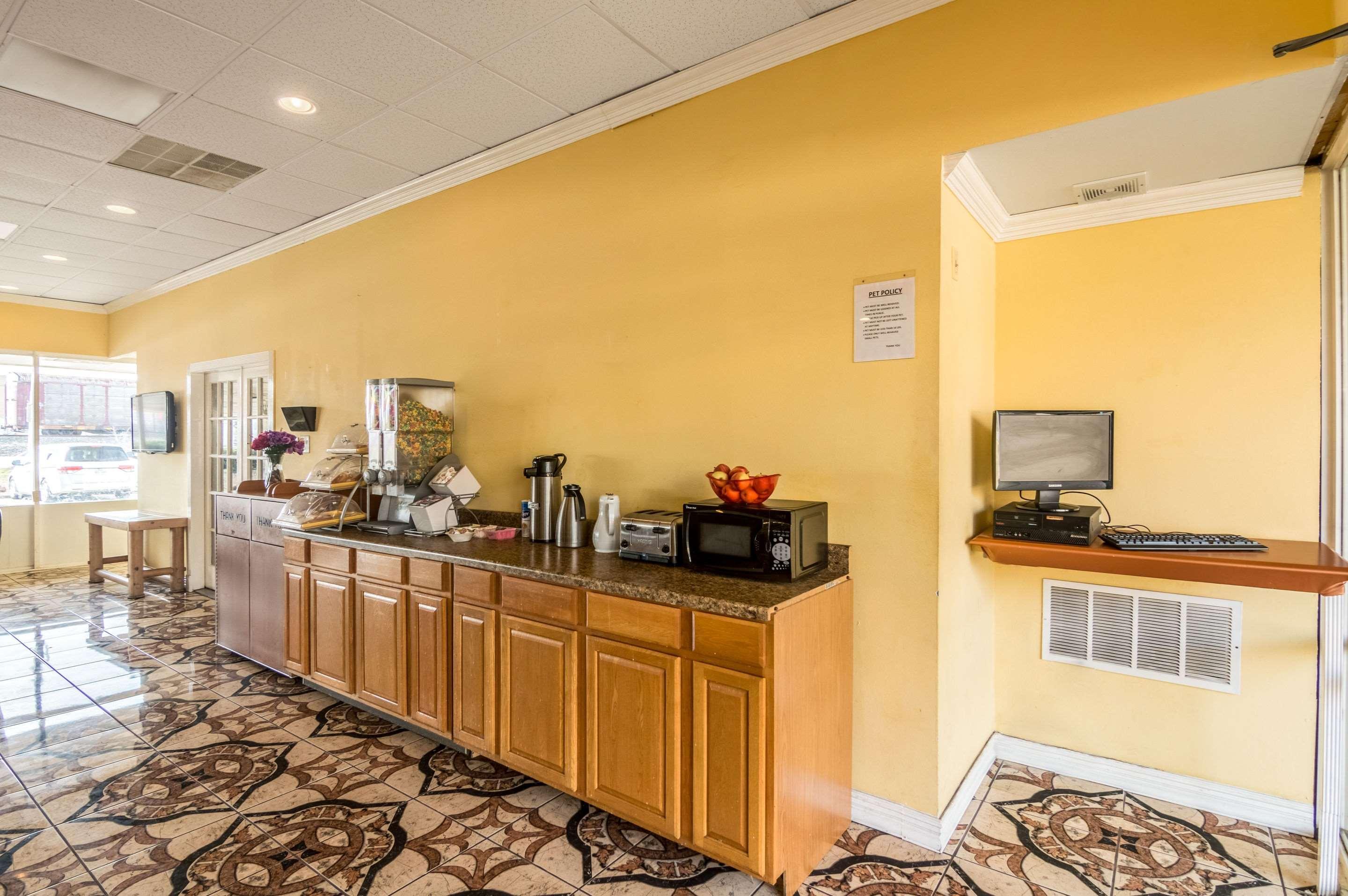 Rodeway Inn Арлингтън Екстериор снимка