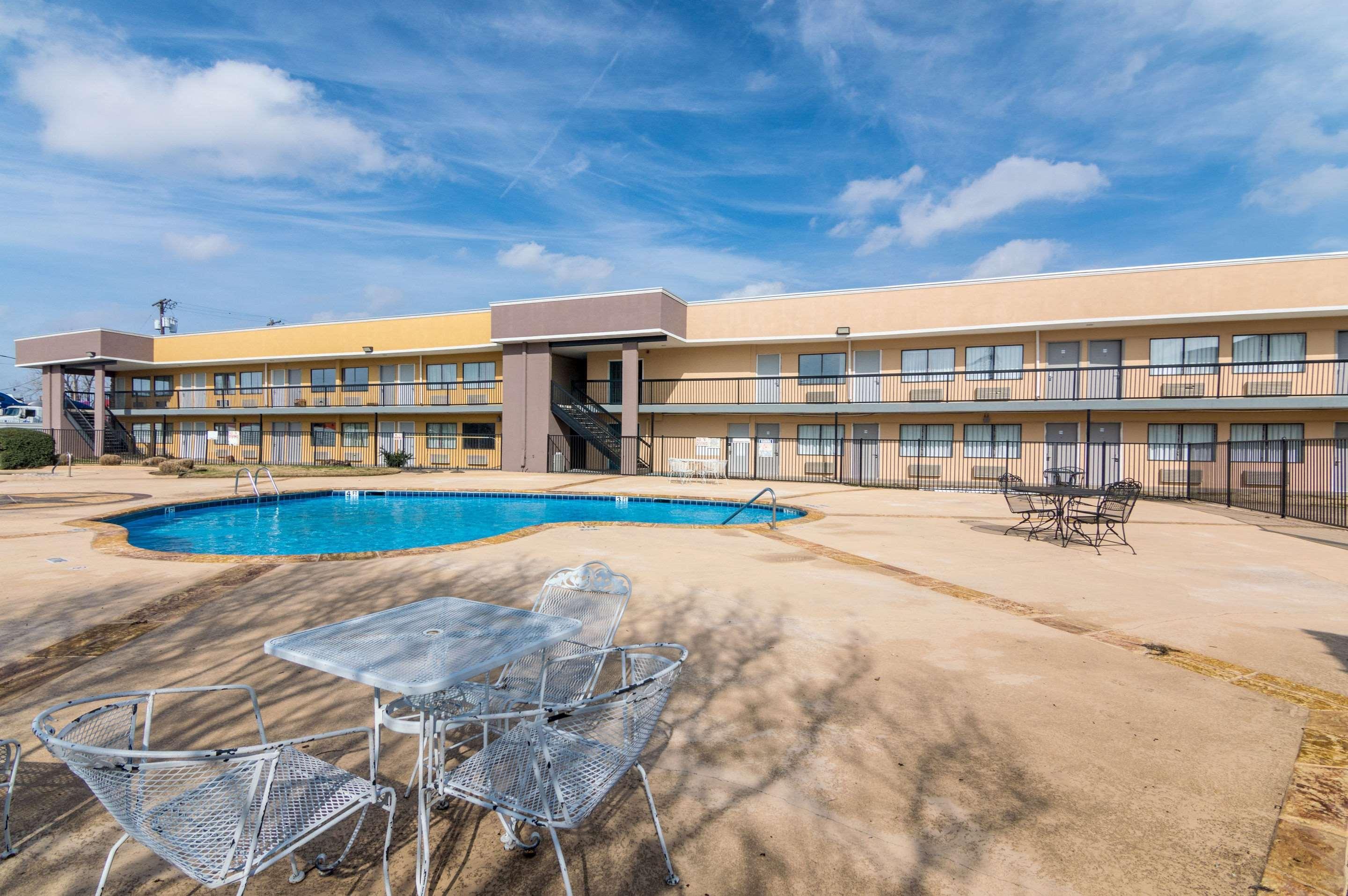 Rodeway Inn Арлингтън Екстериор снимка