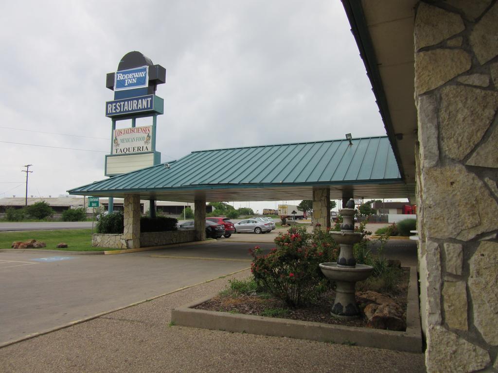 Rodeway Inn Арлингтън Екстериор снимка