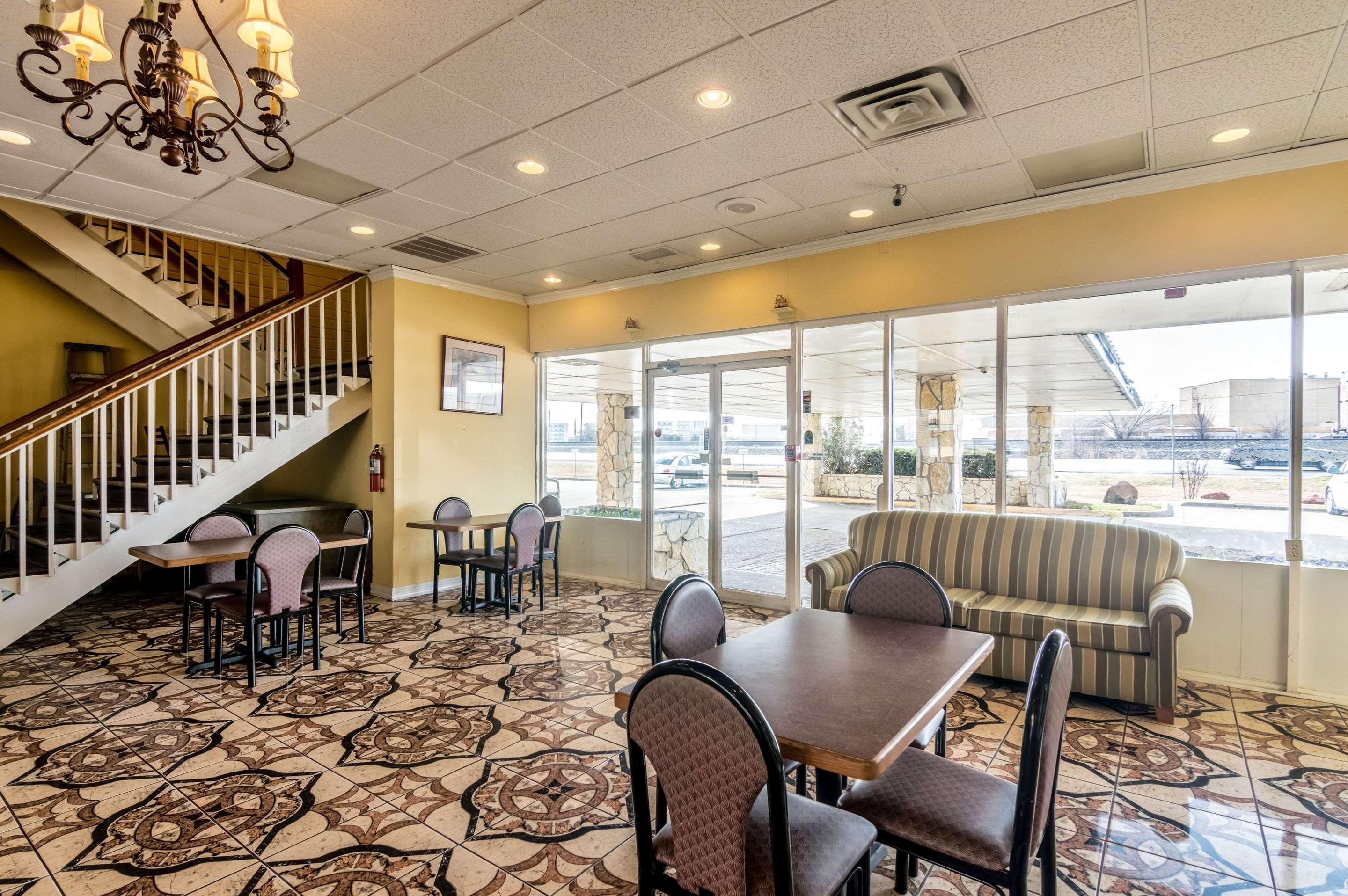Rodeway Inn Арлингтън Екстериор снимка