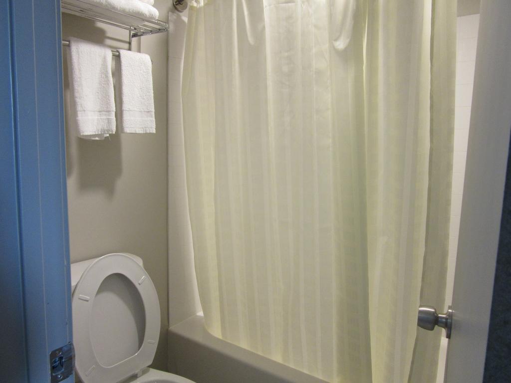 Rodeway Inn Арлингтън Екстериор снимка