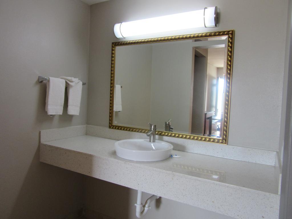 Rodeway Inn Арлингтън Екстериор снимка