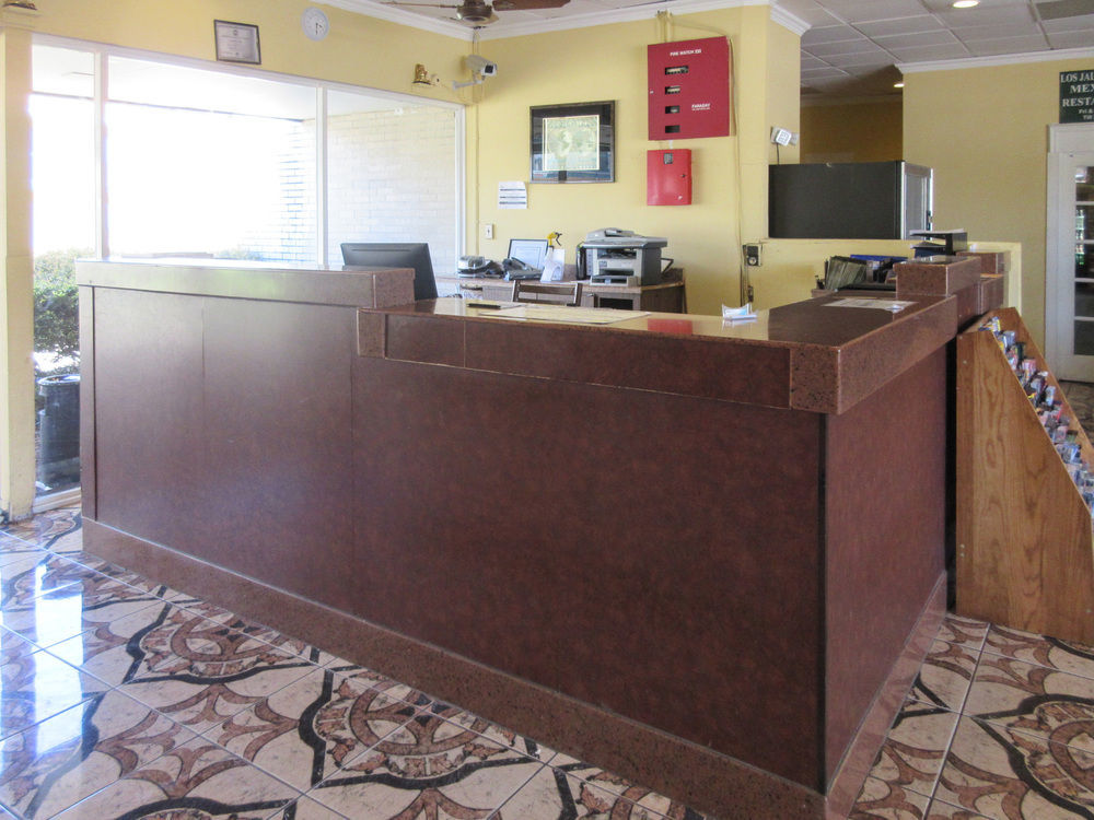 Rodeway Inn Арлингтън Екстериор снимка